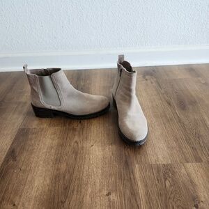 Suede light natural ankle boot by Skechers size 9.5